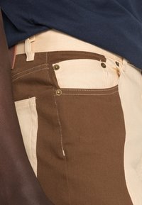 Vintage Supply CUT SEW WAVE  - Calças de ganga de perna direita - ecru