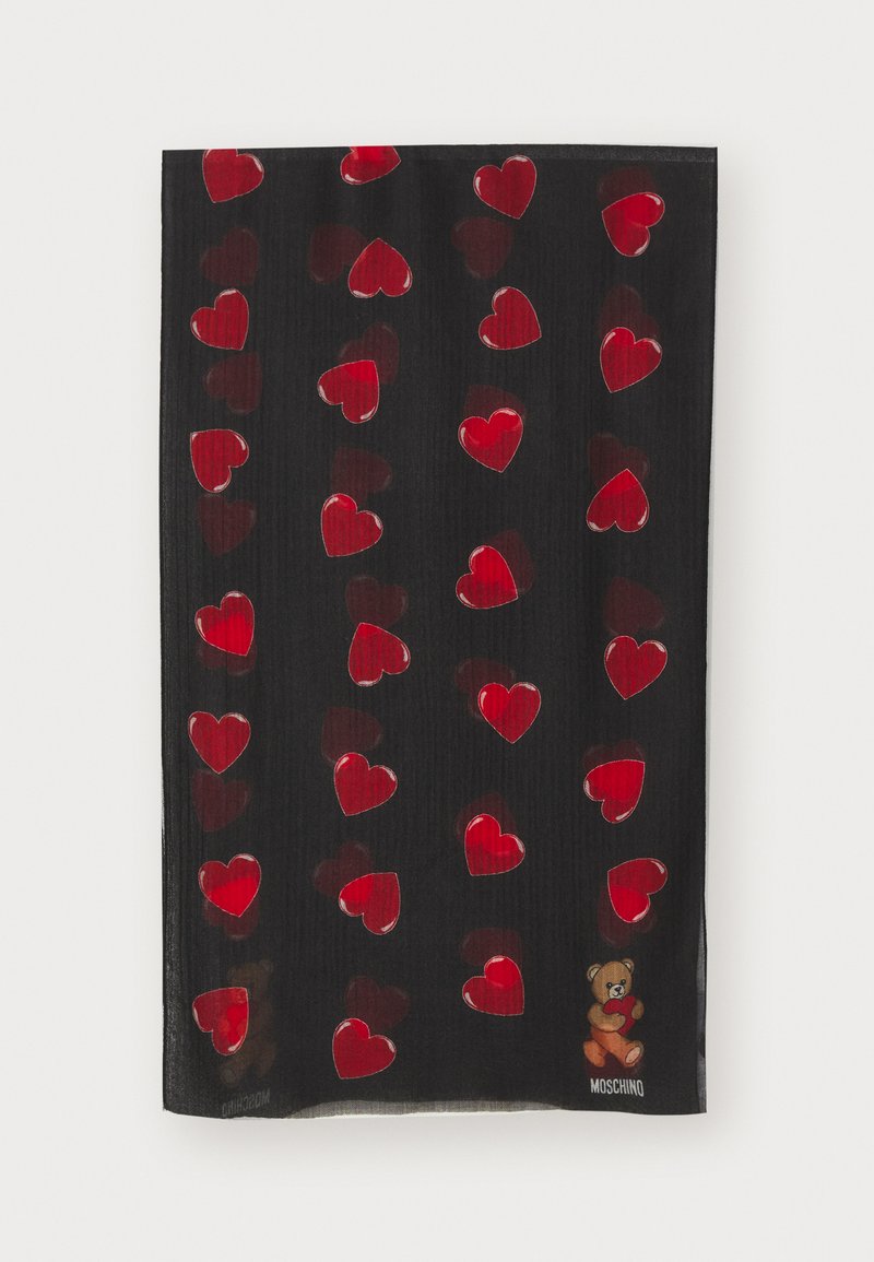 Čierna šatka s motívom červených srdiečok a grafiky medveďa v dolnom rohu, vyrobená z ľahkej textúrovanej tkaniny.