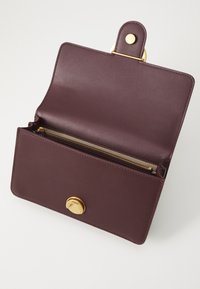 Pinko LOVE ONE MINI - Soma ar siksnu pāri ķermenim - catawba grape/antique gold-coloured
