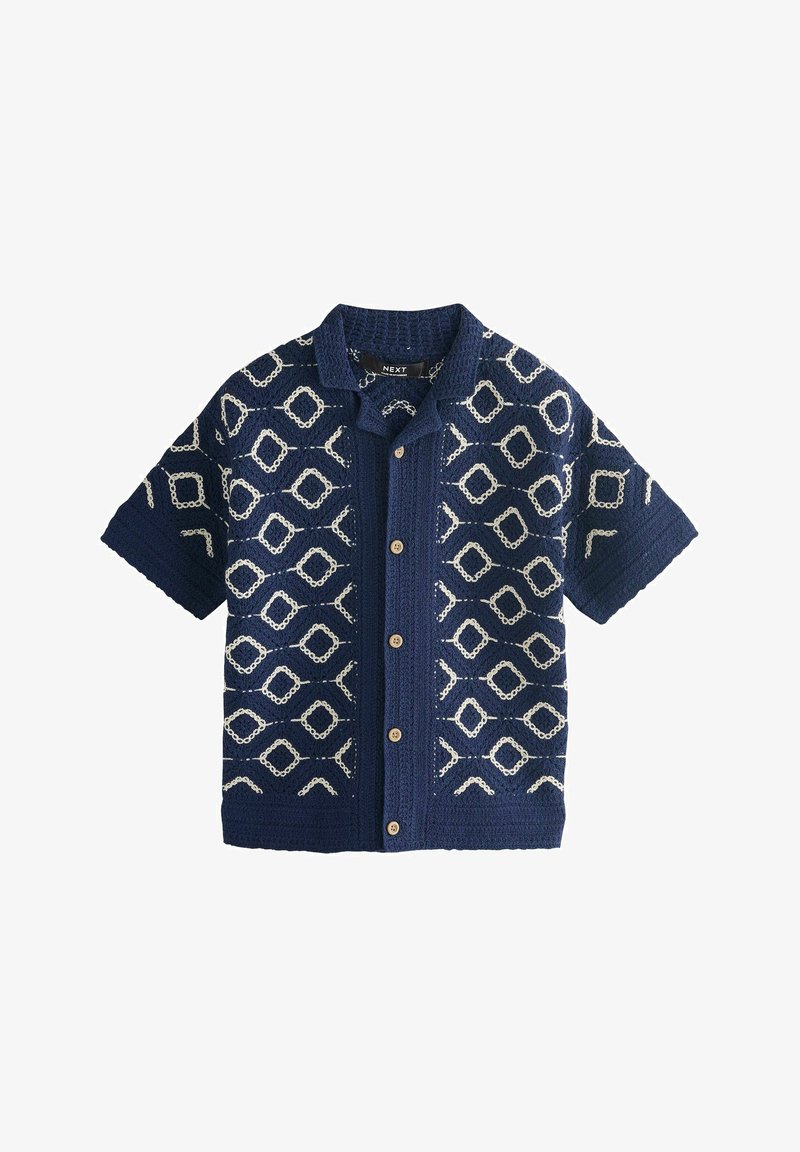 Marinblå kortärmad skjorta med strukturerad väv, prydd med ett vitt geometriskt mönster och fem träknappar fram.