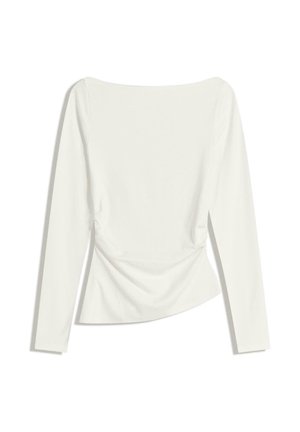 Witte lange mouwen dames top met bateauhals, gerimpelde taille en een licht getailleerd silhouet.