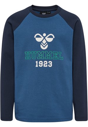 Niebieska i granatowa bluza z długim rękawem z białym i zielonym logo "HUMMEL 1923" oraz geometrycznym wzorem pszczoły na piersi.