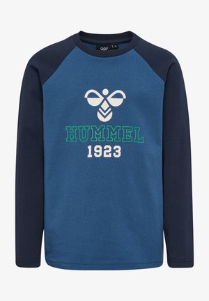 Niebieska i granatowa bluza z długim rękawem z białym i zielonym logo "HUMMEL 1923" oraz geometrycznym wzorem pszczoły na piersi.