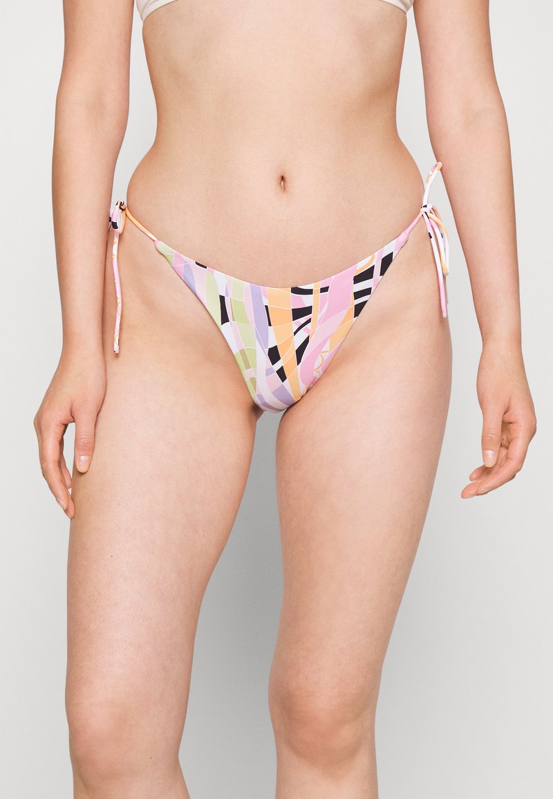 Parte de baixo de biquíni com um padrão geométrico colorido em tons pastel, apresentando laços laterais ajustáveis e um design de cobertura mínima.