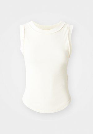 Débardeur blanc à côtes avec un col rond, présentant une texture lisse et des côtés sans couture, conçu pour une silhouette ajustée.