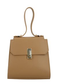 Tan neplederen handtas met een gestructureerde vorm, gouden hardware en een handvat aan de bovenkant. Het heeft een klepsluiting met een sluiting detail.