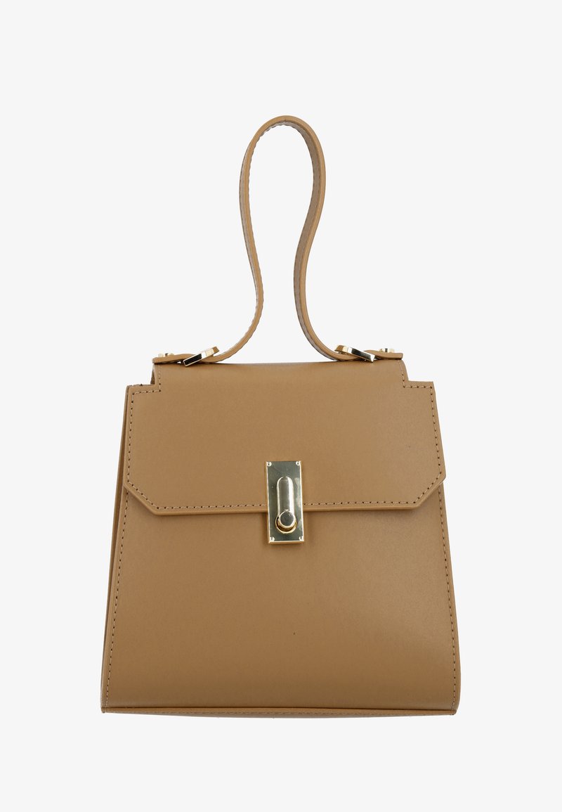Tan neplederen handtas met een gestructureerde vorm, gouden hardware en een handvat aan de bovenkant. Het heeft een klepsluiting met een sluiting detail.
