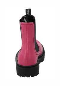 Stivaletti alla caviglia in pelle rosa con pannelli laterali elastici neri e suola robusta in gomma nera. Presentano una linguetta posteriore per facilitarne la calzata.