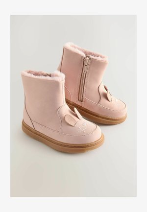 Rožinės dirbtinės odos kulkšninių botų su minkštu kailio pamušalu, turinčių triušio veido dizainą, ausis ir šoninius užtrauktukus patogiam užsidėjimui.