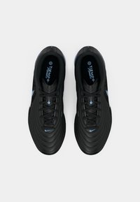 Ζευγάρι μαύρων αθλητικών παπουτσιών Nike Tiempo με μπλε λογότυπα swoosh, εξωτερικές ραφές και κορδόνια, εμφανίζεται από πάνω σε λευκό φόντο.