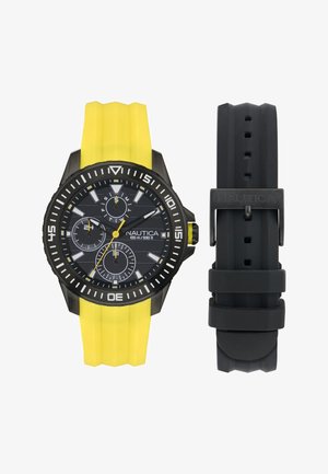 Fekete Nautica óra, sárga szilikon szíjjal, krónográf óraszámlapokkal és fekete textúrázott pánttal. 100 méterig vízálló.