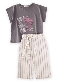 Unselected, dark grey