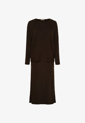 Mørkebrun strikket to-dels sæt bestående af en langærmet top og en matchende ribbet nederdel med sideskår for at give bevægelsesfrihed.