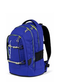 Blauer Stoffrucksack mit grünen Akzenten, mehreren reißverschlussgesicherten Fächern, verstellbaren Trägern und elastischen Kordeldetails auf der Vorderseite.