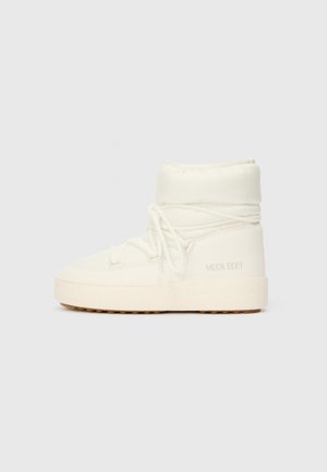 Weiße Knöchelstiefel mit runder Zehenpartie, strukturiertem Stoff, elastischem Bund und Gummisohle. Mit Schnürsenkeln und einem "MOON BOOT"-Logo an der Seite.