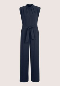 Mouwloze zwarte jumpsuit met hoge hals, geplooide voorkant, wijde benen en een vastgebonden stoffen riem op de taille.