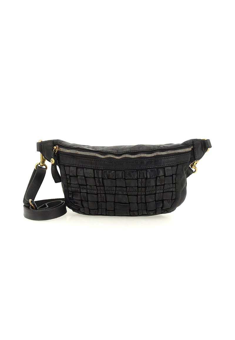 Borsa a tracolla in pelle nera con motivo intrecciato sul davanti, zip dorata e tracolla regolabile su uno sfondo bianco.