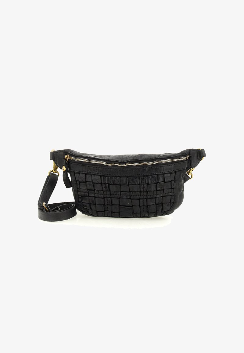Borsa a tracolla in pelle nera con motivo intrecciato sul davanti, zip dorata e tracolla regolabile su uno sfondo bianco.
