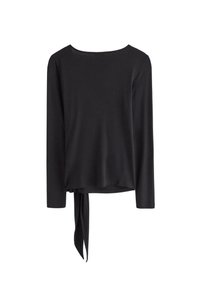 Svart långärmad topp i slät tyg, med rund halsringning och en sidodetalj med knytband för en samlad effekt vid midjan.