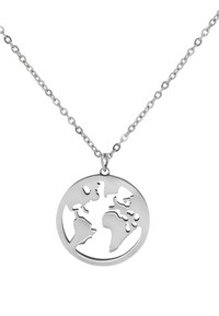 Pendentif en argent en forme de globe, avec un design découpé représentant les continents. Il est suspendu à une chaîne délicate et maillée.