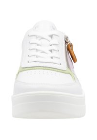 Sneaker bianco a basso profilo con lacci e un'accensione verde. Presenta una cerniera laterale e pelle testurizzata. Etichetta marrone attaccata vicino alla cerniera.
