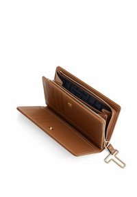 Portafoglio in pelle marrone con scomparto con zip, multiple fessure per carte e un portachiavi a croce in tonalità oro. Esterno testurizzato e rivestimento a contrasto.