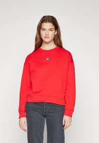 Tommy Jeans BADGE CREW EXT - Mikina - deep crimson