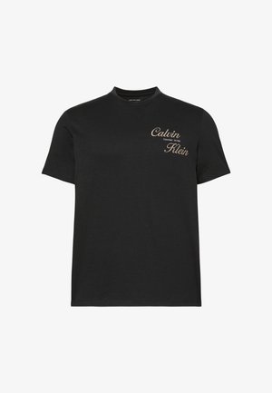 Fekete rövid ujjú póló bézs Calvin Klein logóval a bal mellkason, kerek nyakkivágással és egyszerű dizájnnal.