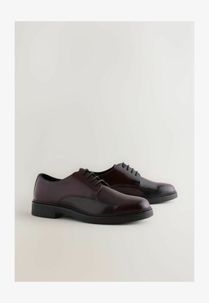 Bordowe skórzane buty wizytowe o gładkim wykończeniu, okrągłym nosku i czarnej gumowej podeszwie. Zawierają sznurowane zapięcie oraz minimalne detale przeszycia.