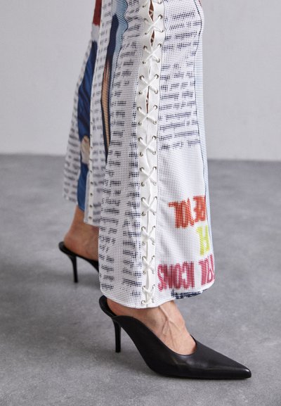 Sinead Gorey VANITY COVER EYELET UP DRESS - Džersejové šaty - white