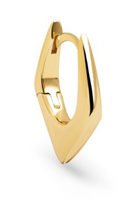 Pendiente de aro en tono dorado con un diseño geométrico, que presenta una forma puntiaguda y una superficie pulida, exhibiendo un acabado reflectante y un estilo moderno.
