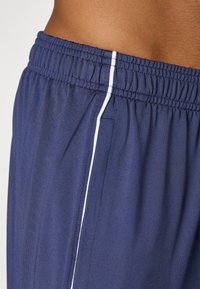 Under Armour CHALLENGER TRAINING - Tréningruha alsók - midnight navy/white
