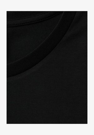 Zwart katoenen T-shirt met een ronde geribde halslijn. Gladde textuur, lichtgewicht stof en een egale, effen kleur zonder patronen of accenten.