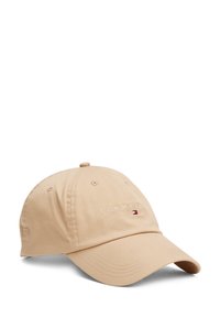 Beige színű pamut baseball sapka ívelt karimával, hímzett "TOMMY JE" logóval, valamint egy kis piros, fehér és kék címkével az elején.