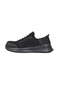 Zapatillas deportivas negras con parte superior de malla texturizada y suela de goma sólida. Presentan una puntera redondeada y diseño de cordones para un ajuste seguro.