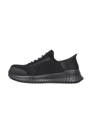 Zapatillas deportivas negras con parte superior de malla texturizada y suela de goma sólida. Presentan una puntera redondeada y diseño de cordones para un ajuste seguro.