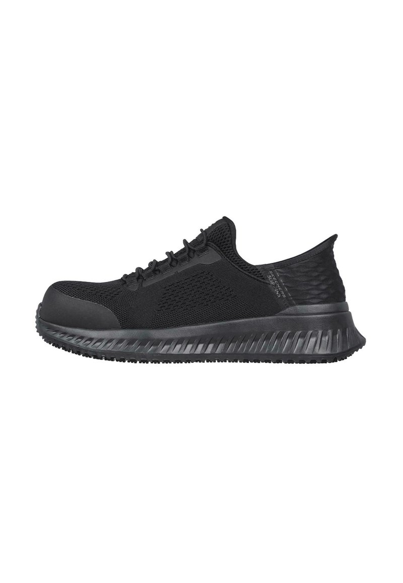 Zapatillas deportivas negras con parte superior de malla texturizada y suela de goma sólida. Presentan una puntera redondeada y diseño de cordones para un ajuste seguro.