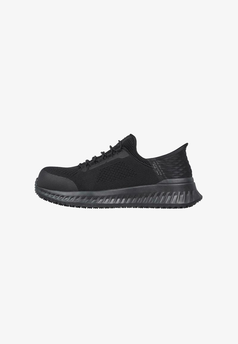 Zapatillas deportivas negras con parte superior de malla texturizada y suela de goma sólida. Presentan una puntera redondeada y diseño de cordones para un ajuste seguro.