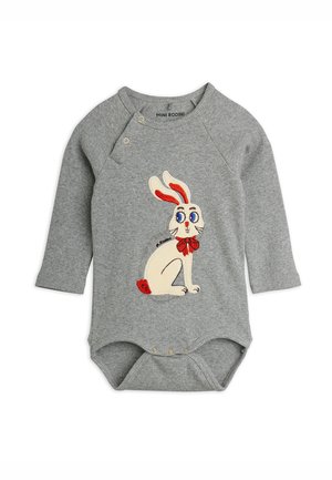 Gråt ribbet babydragt med lange ærmer med en hvid kanin-patch, der bærer en rød sløjfe, med trykknapper på skulderen og skridtet.