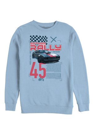 Lichtblauwe sweater met een zwarte en rode raceauto, geruite vlag, "Gotham Rally" en groot rood nummer 45 op de voorkant gedrukt.