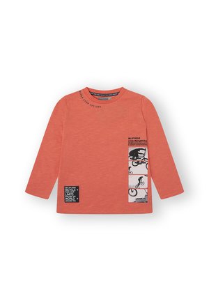 Camisa de manga larga de color coral hecha de tela suave, con estampados gráficos en negro y texto en la parte frontal, con cuello redondo y corte relajado.