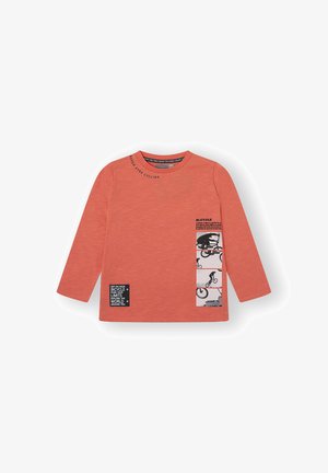 Camisa de manga larga de color coral hecha de tela suave, con estampados gráficos en negro y texto en la parte frontal, con cuello redondo y corte relajado.