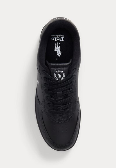 Juodi Polo Ralph Lauren sportbačiai su raišteliais, tekstūruotais odiniais skydeliais ir baltais logotipais liežuvėlyje, šone ir vidpadyje.