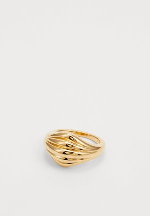 Goldfarbener Ring mit einer verjüngten Form, der gewellte, geschichtete Bänder zeigt, die eine wellenartige Textur erzeugen. Glatte polierte Oberfläche.