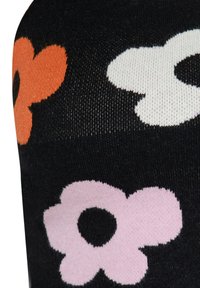Il tessuto nero presenta grandi motivi floreali nei colori arancione, rosa chiaro e bianco. La texture appare liscia con una finitura a maglia.