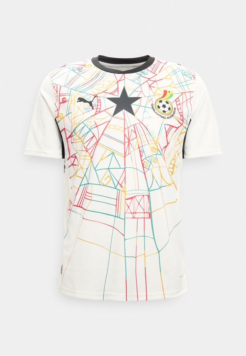 Λευκή φανέλα ποδοσφαίρου με πολύχρωμα αφηρημένα γραμμικά μοτίβα, μαύρο αστέρι στο κέντρο, λογότυπο Puma στη δεξιά πλευρά του στήθους και έμβλημα της Ποδοσφαιρικής Ομοσπονδίας Γκάνας στην αριστερή πλευρά του στήθους.