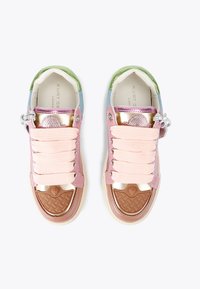 Wielokolorowe sneakersy z mieszanką różowego, złotego i zielonego materiału, wyposażone w układane sznurowadła i teksturowany brązowy czubek.