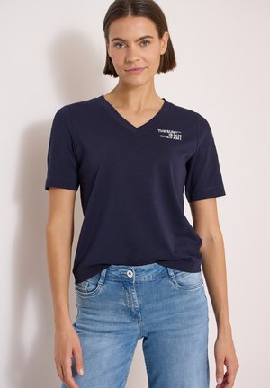 Cecil, T-SHIRT MIT V-NECK UND WORDING-DETAIL - T-shirt imprimé - urban dark blue