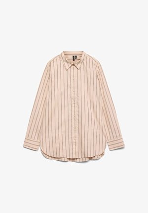 Beežikas pikkade varrukatega nööpidega särk, millel on õhukesed vertikaalsed pruunid triibud ja klassikaline krae, laotatud valgel taustal.