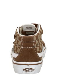 Bruine high-top sneakers met een dambordpatroon, suède accenten, een witte rubberen zool en het Vans-logo op de hielband.